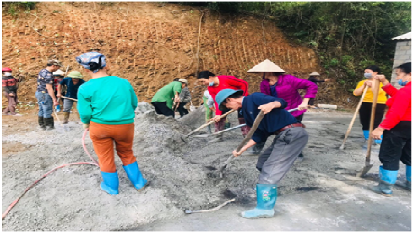 Nhân dân thôn Nà Phai đống góp ngày công xây dựng sân thể thao thôn